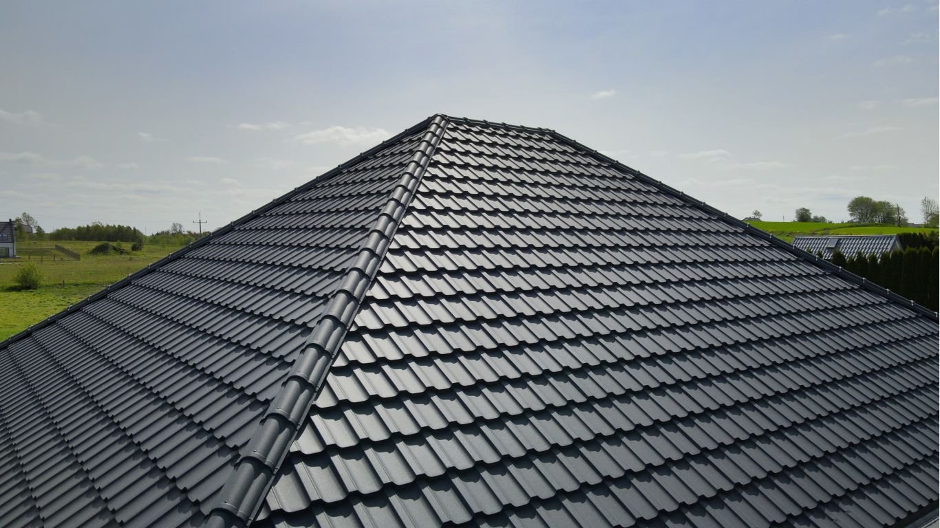 Naujas juodas čerpinis stogas su kraigo linija