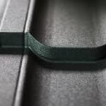 Plieninė modulinė stogo čerpė "Panorama" iš arti.