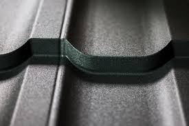 Plieninė modulinė stogo čerpė "Panorama" iš arti.