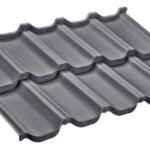 Plieninė modulinė stogo čerpė Venecja - tai pavienis pilkos spalvos, banguotas metalinis stogo lakštas su čerpių raštu, pavaizduotas izoliuotas baltame fone.