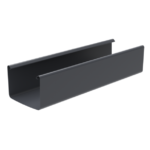 Stačiakampis latakas 3 m ilgio, 135 mm skersmens, tamsiai pilkos spalvos U formos metalinis kanalas plokščiais šonais ir kvadratiniais kampais, lygiu paviršiumi, pavaizduotas įstrižai baltame fone atviru šonu į kairę.