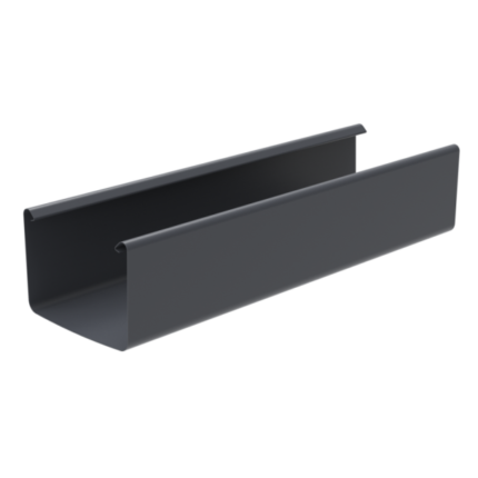 Stačiakampis latakas 3 m ilgio, 135 mm skersmens, tamsiai pilkos spalvos U formos metalinis kanalas plokščiais šonais ir kvadratiniais kampais, lygiu paviršiumi, pavaizduotas įstrižai baltame fone atviru šonu į kairę.