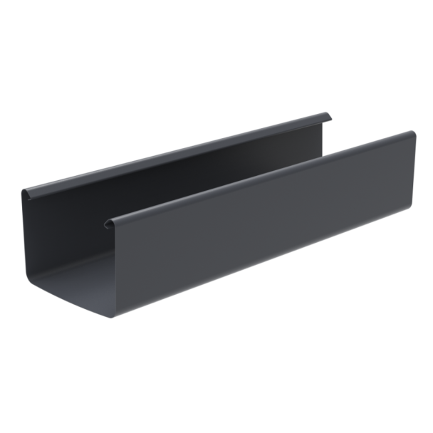 preview_product_custom_914 Stačiakampis latakas 3 m ilgio, 135 mm skersmens, tamsiai pilkos spalvos U formos metalinis kanalas plokščiais šonais ir kvadratiniais kampais, lygiu paviršiumi, pavaizduotas įstrižai baltame fone atviru šonu į kairę.