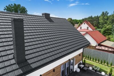Plieninės stogo čerpės ant namo stogo, šiuolaikiška išvaizda.