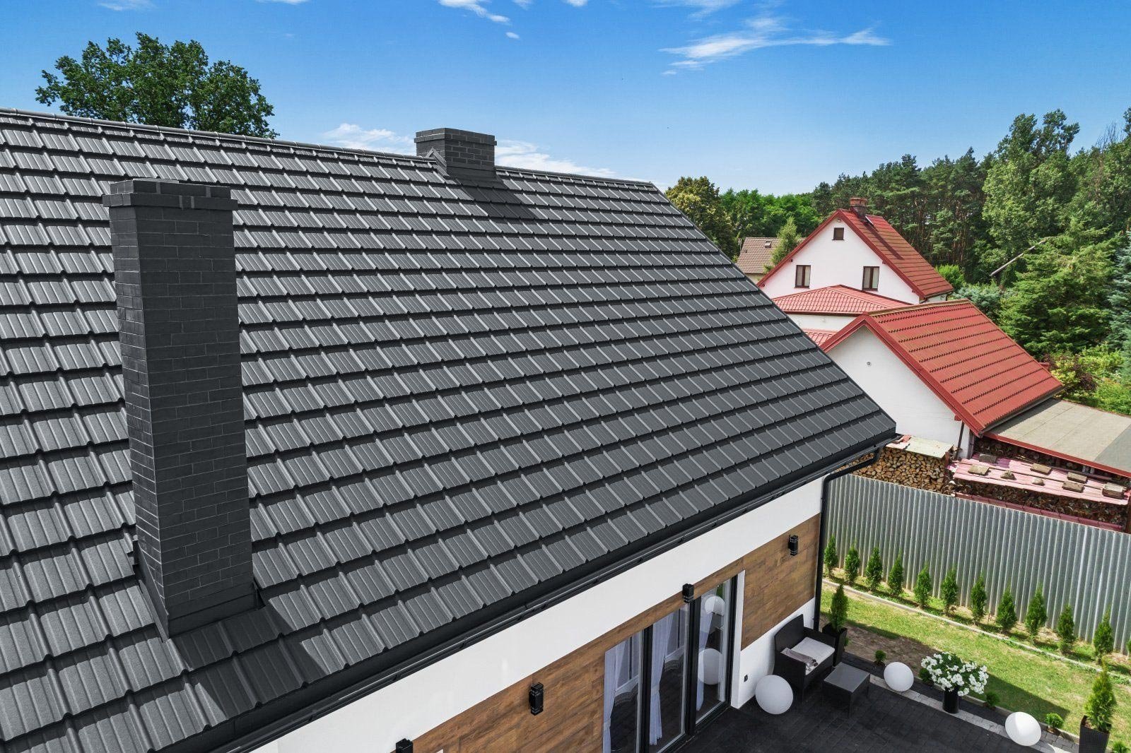 Plieninės stogo čerpės ant namo stogo, šiuolaikiška išvaizda.