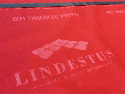 Difuzinė plėvelė Lindestus Gama Strong 160 su lipniais kraštais. Stogų ir fasadų sistemos.