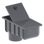 Lietvamzdžio drenažo trapo" - pilkos spalvos stačiakampio formos plastikinės drenažo dėžės su iš dalies atidarytu plokščiu dangčiu ir apvalia apatine šonine anga - 3D vaizdas.