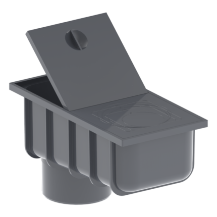 Lietvamzdžio drenažo trapo" - pilkos spalvos stačiakampio formos plastikinės drenažo dėžės su iš dalies atidarytu plokščiu dangčiu ir apvalia apatine šonine anga - 3D vaizdas.