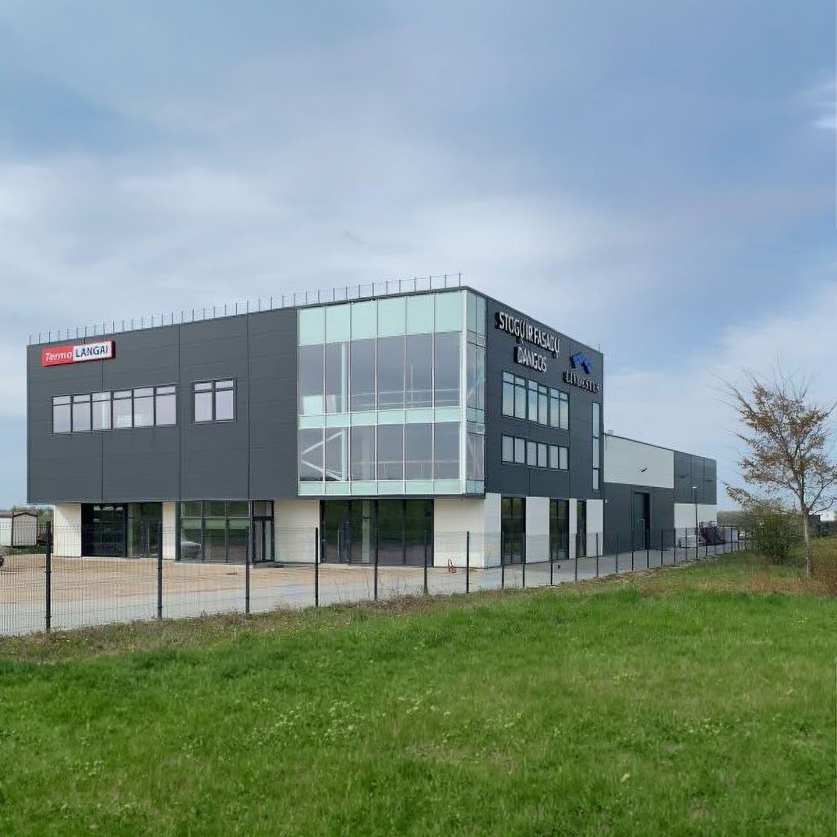 Pastatas su užrašais "Termo Langai" ir "Stogų ir fasadų dangos".