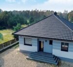 Plieninė modulinė stogo čerpė Talia ant modernaus namo su pilku stogu.