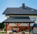 Plieninė modulinė stogo čerpė Talia ant namo stogo. Metalinė stogo danga.