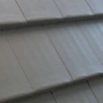 Benders Carisma molio raudonumo betoninės čerpės stogo danga, detalus vaizdas.