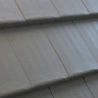 Benders Carisma molio raudonumo betoninės čerpės stogo danga, detalus vaizdas.