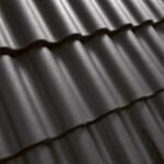 Juodos spalvos Benders Palema S betoninės čerpės stogo danga.