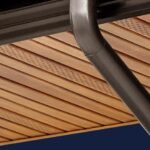 Plieniniai stogo pakalimai: rudos spalvos pakalimas su lataku.