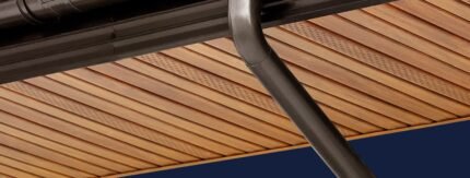 Plieniniai stogo pakalimai: rudos spalvos pakalimas su lataku.