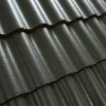 Juodos spalvos betoninės čerpės Benders Palema Candor stogo danga, iš arti. Tamsus, modernus stogas.