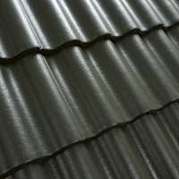 Juodos spalvos betoninės čerpės Benders Palema Candor stogo danga, iš arti. Tamsus, modernus stogas.