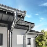 Stačiakampė plieninė lietaus nuvedimo sistema ant namo. Plieniniai lietvamzdžiai.