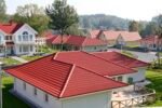 Modernių namų su raudonomis čerpėmis grupė