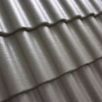 Pilkos betoninės čerpės stogo danga, Benders Palema Candor modelis. Tekstūra ir raštas matomi iš arti.