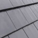 Pilkos spalvos betoninės čerpės Benders Carisma stogo danga. Stogo čerpės tekstūra.