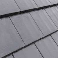Pilkos spalvos betoninės čerpės Benders Carisma stogo danga. Stogo čerpės tekstūra.