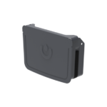 Latako aklė universali 135 mm" yra tamsiai pilkos spalvos stačiakampis plastikinis korpusas su užapvalintais kraštais ir subtiliu reljefiniu galios simboliu priekyje, šiek tiek kampu pavaizduotu vienspalviame šviesiame fone.