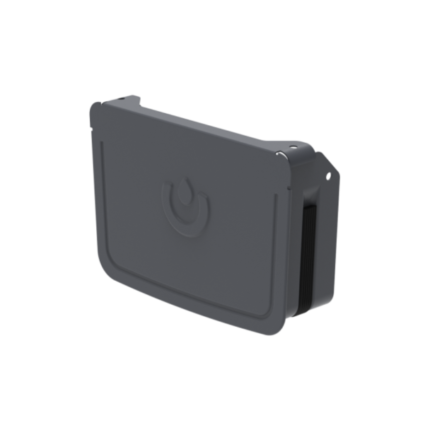 Latako aklė universali 135 mm" yra tamsiai pilkos spalvos stačiakampis plastikinis korpusas su užapvalintais kraštais ir subtiliu reljefiniu galios simboliu priekyje, šiek tiek kampu pavaizduotu vienspalviame šviesiame fone.