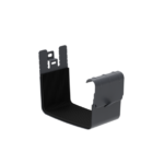 Latako sujungimo elementas 135 mm" yra juodas L formos plastikinis laikiklis su briaunuotais vidiniais paviršiais, vertikaliomis rankenomis su mažomis stačiakampėmis išpjovomis ir išlenktu išoriniu kraštu, pavaizduotas vienspalviame baltame fone.