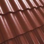 Raudonos betoninės čerpės stogo danga. Benders Palema Candor tekstūra.