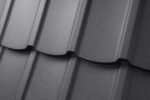 Plieninė modulinė stogo čerpė Talia, pilkos spalvos. Stogo danga iš arti.