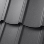 Plieninė modulinė stogo čerpė Talia, pilkos spalvos. Stogo danga iš arti.