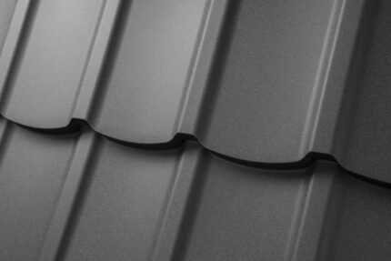 Plieninė modulinė stogo čerpė Talia, pilkos spalvos. Stogo danga iš arti.