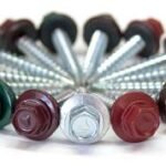 Stoginiai sraigtai 4,8x35 įvairių spalvų, sudėti ratu.